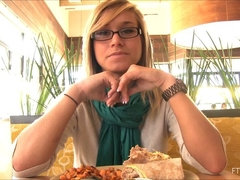 En gros plan de très près, Extrême, Massage, Masturbation, Orgasme, Public, Secrétaire, Solo