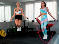 Lieveling, Rondborstig, Sportzaal, Zoenen, Masturbatie, Kut duiken, Geschoren, Tieten likken