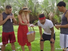 アメリカ人, デカパイ, ブロンド, チン, キッチン, 淫乱熟女, アウトドア, タトゥー