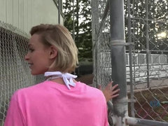 Blonde, Éjaculation interne, De plein air, Pov, Public, Mamelons bombés, Chevaucher, Adolescente