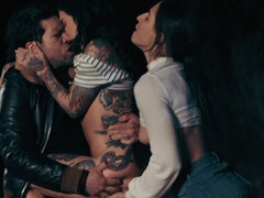 Negro, Mamada, Morena, Ffm, Cabello corto, Tatuaje, Trio, Tetas