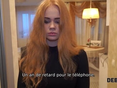 La jolie fille Rose Wild achète une énorme télévision