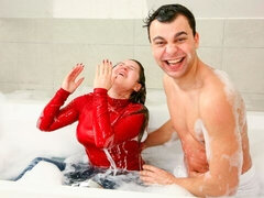 Salle de bains, Gros cul, Sucer une bite, Brunette brune, Rondelette, En levrette, Douche, Nénés