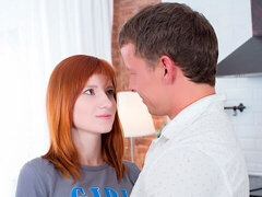 Enthousiasteling, Grote lul, Pijpbeurt, Hondjeshouding, Roodharige vrouw, Geschoren, Tiener, Tieten likken