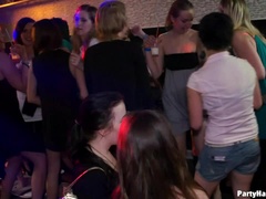 Enthousiasteling, Pijpbeurt, Naakte man aangeklede vrouw, Dansen, Hondjeshouding, Hardcore, Interraciaal, Likken