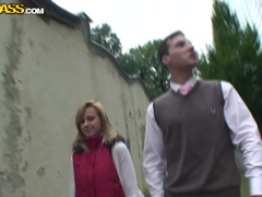 Blondine, Süss, Absätze, Geld, Öffentlich, Schulmädchen, Sich ausziehen, Flotter dreier