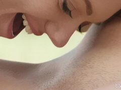 美女, ブロンド, 浮気者, レズビアン, 淫乱熟女, アウトドア, ピアス, プール