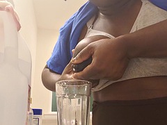 Enthousiasteling, Grote mammen, Toeschietreflex, Masseren, Moeder die ik wil neuken, Tepels, Tieten likken