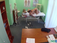 Éjaculation interne, Médecin, En levrette, 2 femmes 1 homme, Lesbienne, Léchez, Plan cul à trois, Voyeur