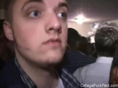 Enthousiasteling, Pijpbeurt, Jonge meid, Universiteit, Feest, Plagen, Tiener, Bekijker