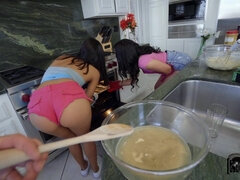 Amateur, Américain, Cuisine, Fille latino, Petite femme, Piercing, Pov, Plan cul à trois