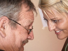 Блондинки, Собачьи, Спортзал, Ласковые ручки, Поцелуи, Спорт, Молоденькие, Сиськи