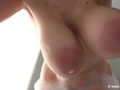 Grosse titten, Braunhaarige, Vollbusig, Natürlich, Natürlichen titten, Solo, Titten, Nass