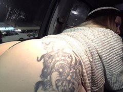 Gros cul, Sucer une bite, Voiture, Gode, Gode énorme, Masturbation, Solo, Tatouage