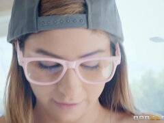 Grosse bite, Gros seins, Lunettes, Léchez, Seins naturels, Pov, Adolescente, Branlette espagnole