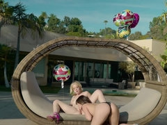 Blondine, Latina, Lesbisch, Im freien, Party, Zierlich, Hintern versohlen, Titten