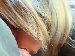 Blond, Pijpbeurt, Sperma in mond, Sperma shot, Kokhalzen, Masturbatie, Moeder die ik wil neuken, Gezichtspunt