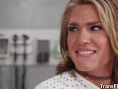 Анальный секс, Доктор, Затыкание рта, Каблуки, Поцелуи, Трансы, Сиськи, Униформа