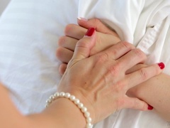 Kinderhüterin, Grosse titten, Blondine, Braunhaarige, Masturbation, Mutti, Natürlichen titten