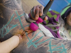 Anal, Penetracion con dedos, Penetracion con puños, Abierta, Afeitado, Tatuaje, Tetas, Juguetes