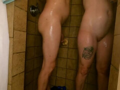 お尻, ディルド, 巨大なディルド, 淫乱熟女, シャワー, ペニスバンド, タトゥー, おもちゃ