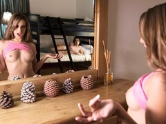 Blondine, Blasen, Hundestellung, Hotel, Rasiert, Jungendliche (18+), Flotter dreier, Titten