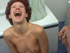 18 ans, Branlette thaïlandaise, Léchez, Seins naturels, Rousse roux, Maigrichonne, Solo, Nénés
