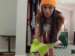 Amerikaans, Badpak, Sperma shot, Gezichtzitten, Sperma in gezicht, 1 man 2 vrouwen, Voetbeurt, Zoenen