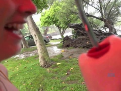 Amateur, Exhib, Petite amie, Embrassement, Public, Fumer, Voyeur, Mouillée