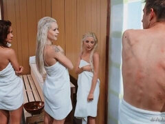 Sucer une bite, En levrette, Groupe, Branlette thaïlandaise, Orgie, Sauna, Maigrichonne, Tatouage