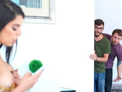 Sucer une bite, Double pénétration, Poilue, Branlette thaïlandaise, Hard, Fille latino, Plan cul à trois, Nénés