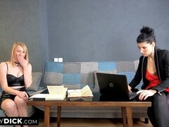 Blondine, Britisch, Weibliche domination, Erniedrigung, Küssen, Penis, Titten