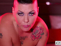 Grote kont, Bruinharig, Oudere vrouw, Masturbatie, Moeder die ik wil neuken, Moeder, Alleen, Tatoeage