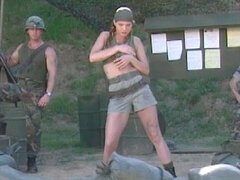 Armee, Blasen, Doppelpenetration, Hardcore, Mann mann frau, Im freien, Rasiert, Uniform