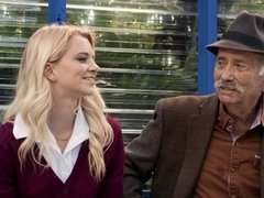 Rubia, Mamada, Hd, Tetas naturales, Al aire libre, Pequeña, Público, Falda