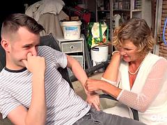 Blasen, Oma, Handjob, Lecken, Reif, Milf, Im freien, Verführt