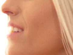 Nana, Gros cul, Blonde, Plantureuse, Lesbienne, Piercing, Chatte, Mouillée