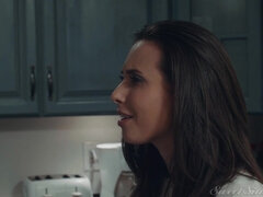 Arsch, Betrug, Ehemann, Lecken, Natürlichen titten, Kurzes haar, Rock, Tätowierung