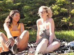 Grosse titten, Blondine, Brille, Lesbisch, Masturbation, Natürlichen titten, Im freien, Spielzeuge
