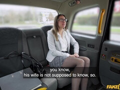 Sucer une bite, Brunette brune, Voiture, Queue, Européenne, Branlette thaïlandaise, Talons, Pov