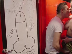 Lieveling, Blond, Pijpbeurt, Hardcore, Toilet