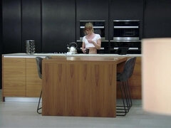 Leie, Sadomasochismus, Blasen, Braunhaarige, Schwanz, Aufs gesicht abspritzen, Hotel, Milf