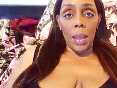 Curvaceous black milf lady fingerblasting pussy