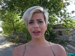 Gros seins, Garce, Blonde, Sucer une bite, Dingue, Gorge profonde, Public, Nénés