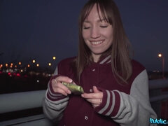 En levrette, Européenne, Jeans, Seins naturels, Pov, Public, Russe, Chaussettes