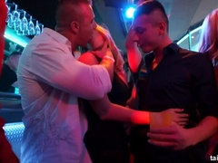 Aangekleed, Schattig, Pop, Interraciaal, Zoenen, Feest, Pornster, Nat