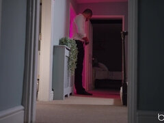 デカチン, デカパイ, 服従, 顔射, 手コキする, オフィス, 赤毛, タトゥー