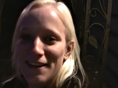 Blondine, Füsse, Fingern, Freundin, Masturbation, Im freien, Schlampe, Abendanzug