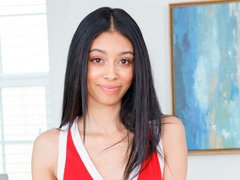 Sucer une bite, Brunette brune, En levrette, Branlette thaïlandaise, Pov, Rasée, Dénudage, Adolescente