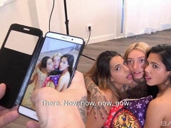 ブロンド, 指いじり, レズビアン, 下着, オマンコ, 剃毛, ストリッピング, 三人